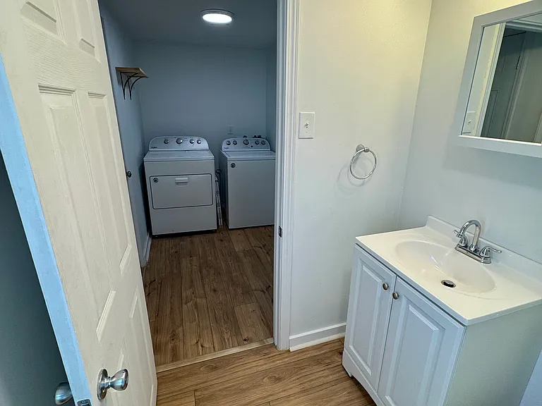 140 Grove Ave — Photo 17
