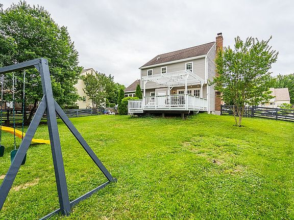 3rd image of 6 Bentley Dr