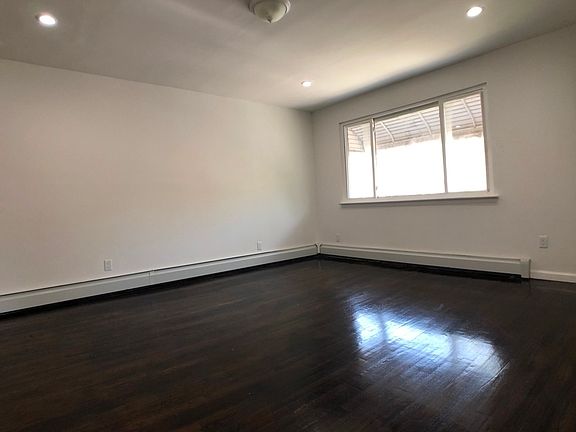 3rd image of 702 Warwick St #1A