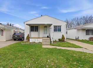 20629 Hollywood St, Harper Woods, MI 48225