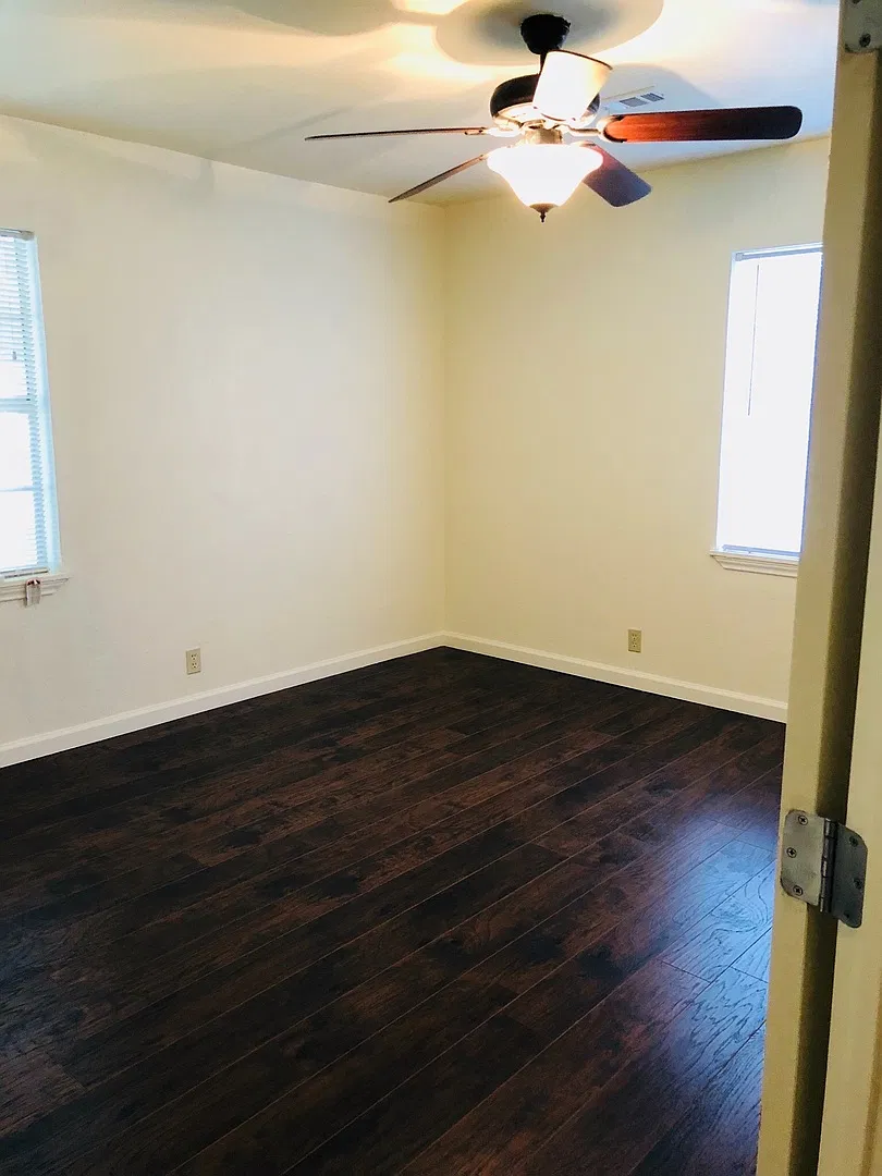Freshly painted 2 bed/ 1 bath on Corner Lot — Photo 4