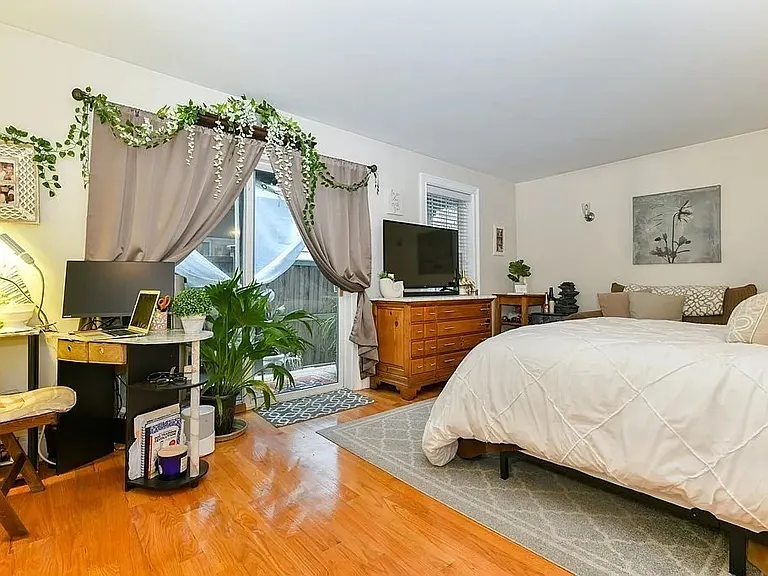 732 E 6th St #1 — Photo 5