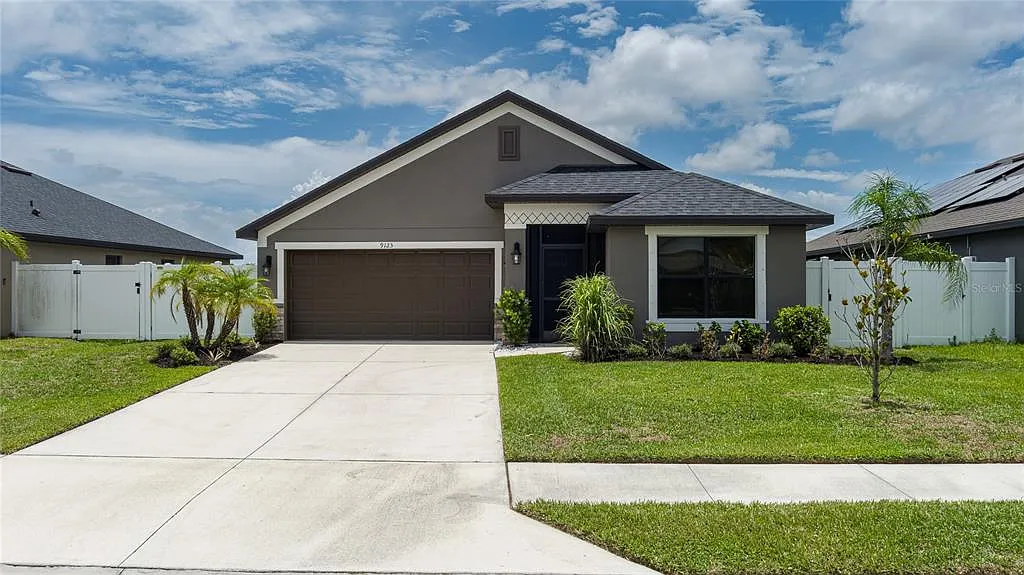 3 bed, 2.0 bath, 1718 sqft, $2,600 — Photo 1