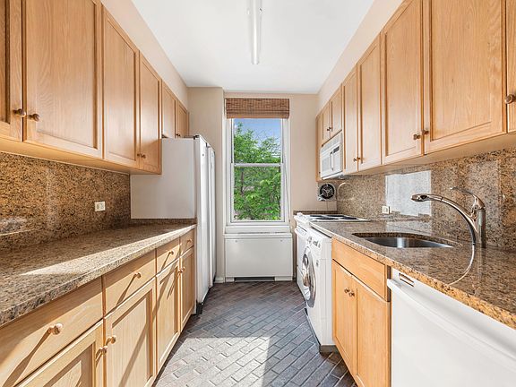 4th image of 201 E 62nd St APT 5D