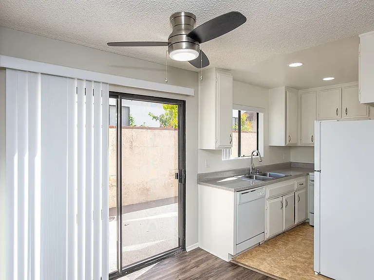 321 N Cedar St — Photo 14