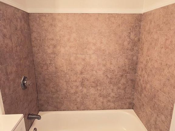 5th image of 106 Pattison St #1