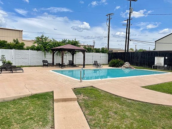 Gorgeous, clean pool!
