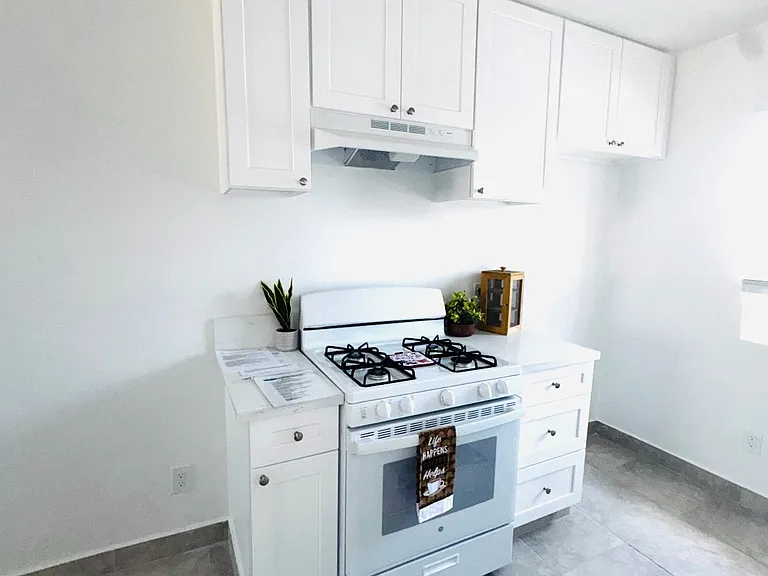 7116 Milwood Ave — Photo 5