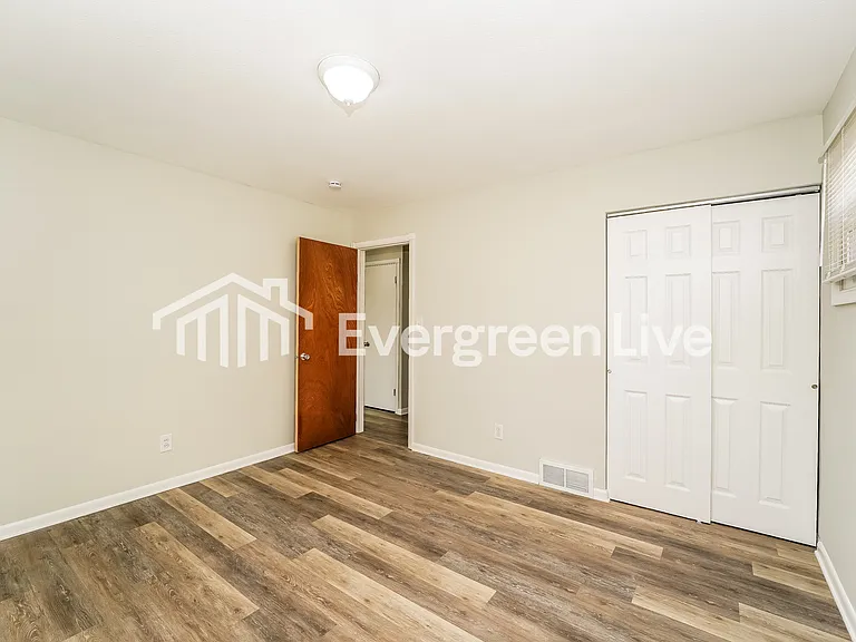 15810 Harrison Dr — Photo 7