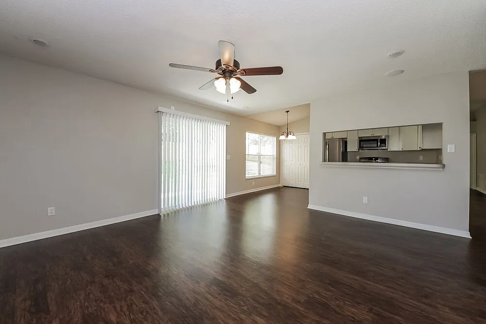3 bed, 2.0 bath, 1585 sqft, $2,960 — Photo 2