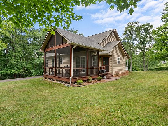 4th image of 271 Laurel Dr