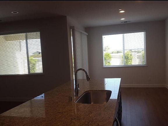 4th image of 860 Valencia Way