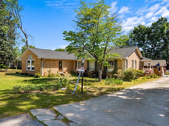 2nd image of 605 Sherry Dr