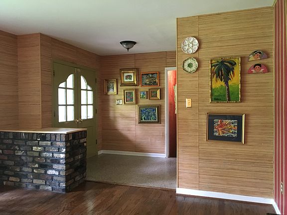 FRONT ENTRY
TO LIVING ROOM