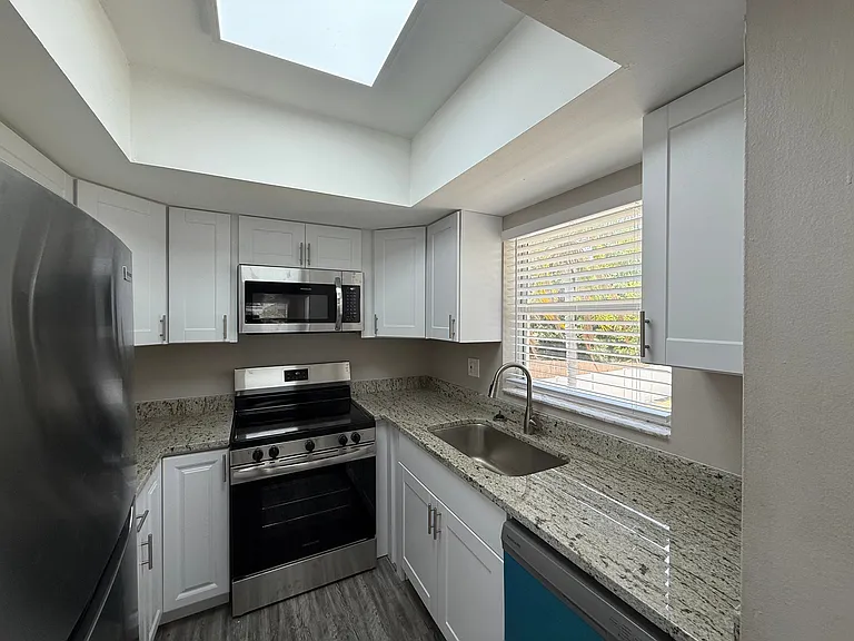 3305 Camelot Dr — Photo 5