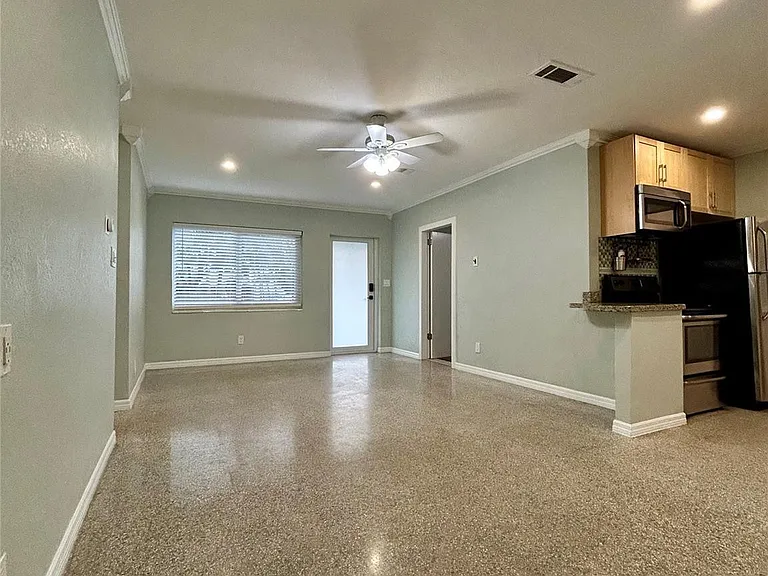 5950 NE 6th Ave — Photo 3