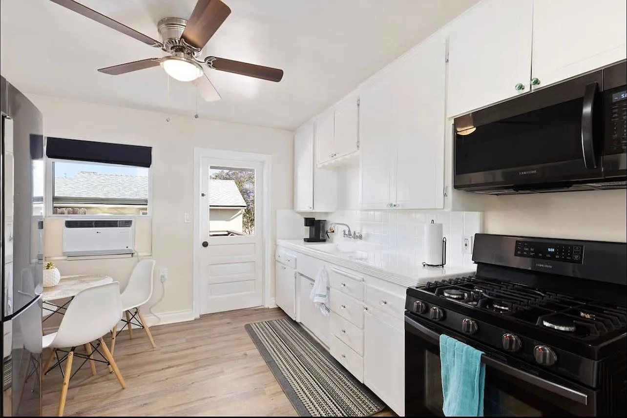 2 bed, 900 sqft, $2,995 — Photo 3