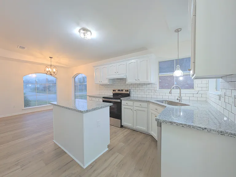 1935 Saint Croix Ave — Photo 12