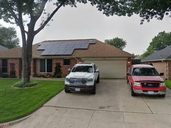 121 Clover Ln, Burleson, TX 76028