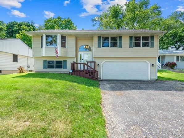 5215 N Lake St, McHenry, IL 60050