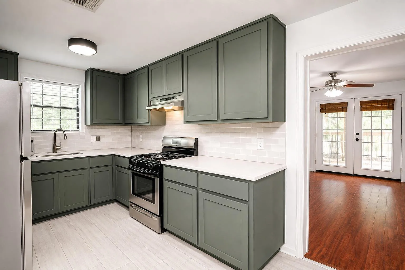 2 bed, 1.0 bath, 1166 sqft, $2,395 — Photo 2