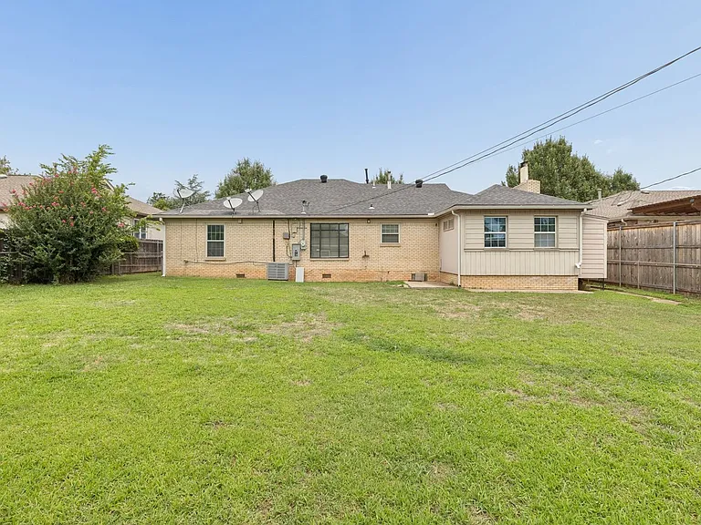 1108 Larchmont Ln — Photo 45
