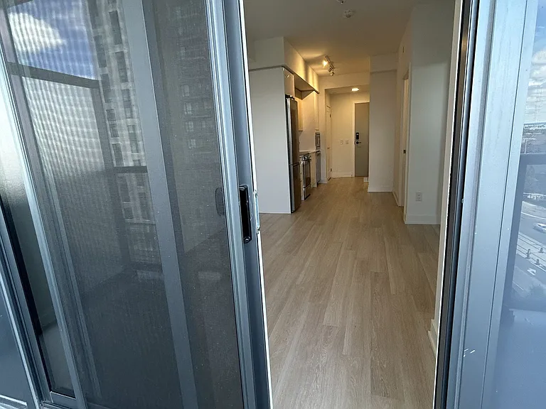 5105 Hurontario St #809 — Photo 22