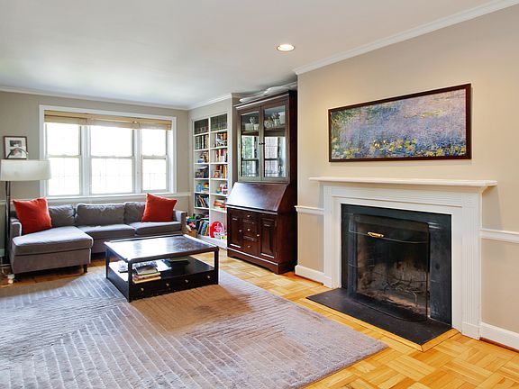 4th image of 5 Chateaux Cir APT 5G