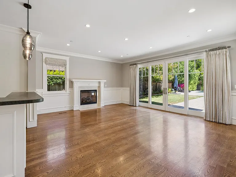 1517 Howard Ave — Photo 3