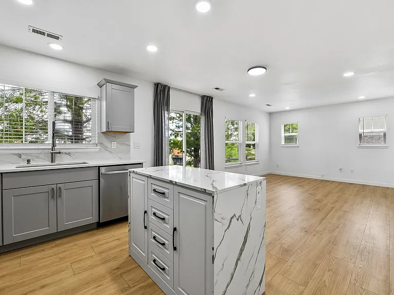 10094 Amston St — Photo 6