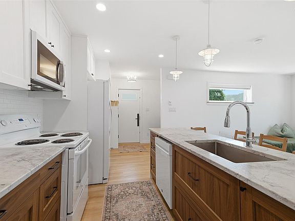 4th image of 2616 3rd Ave