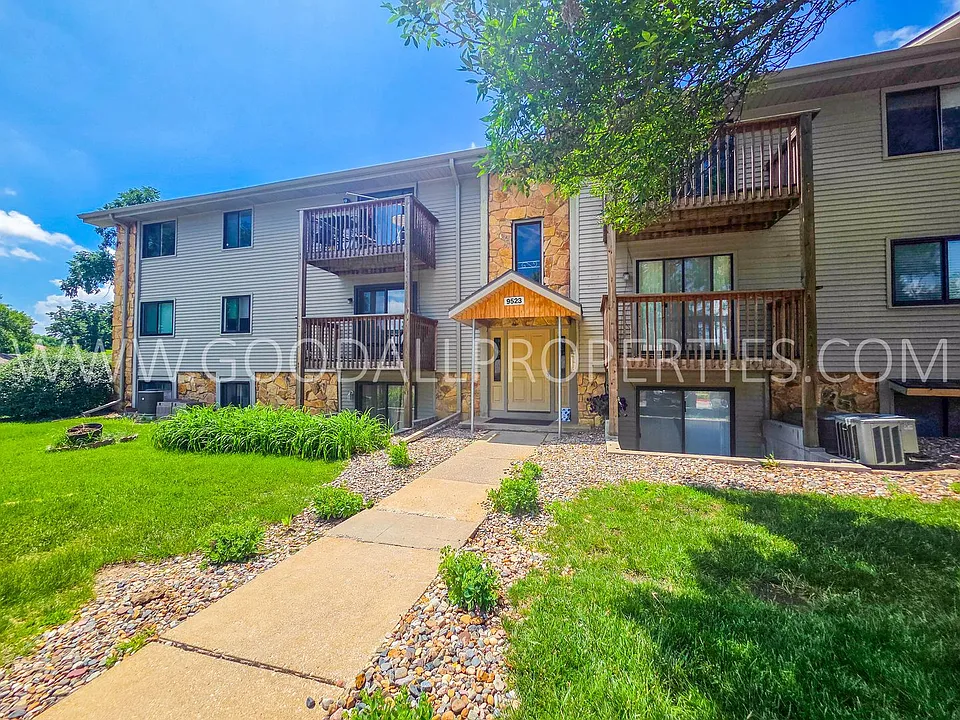 9523 University Ave #6