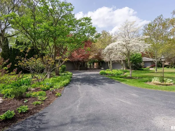 10 Timber Ridge Dr, Coal Valley, IL 61240