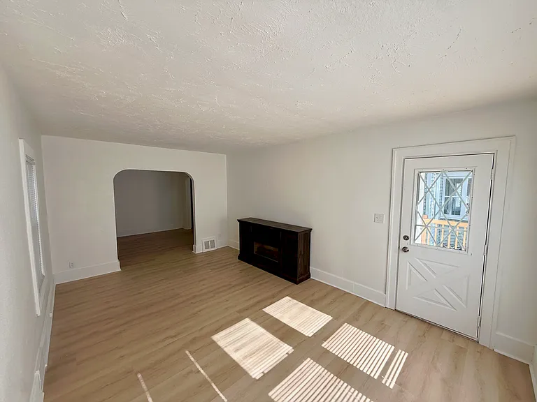 146 Bondie St — Photo 4