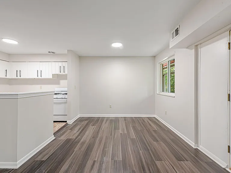 Brooklane Manor Apartments — Photo 38