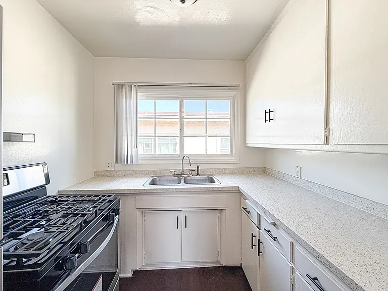 4777 San Vicente Blvd #6 — Photo 6