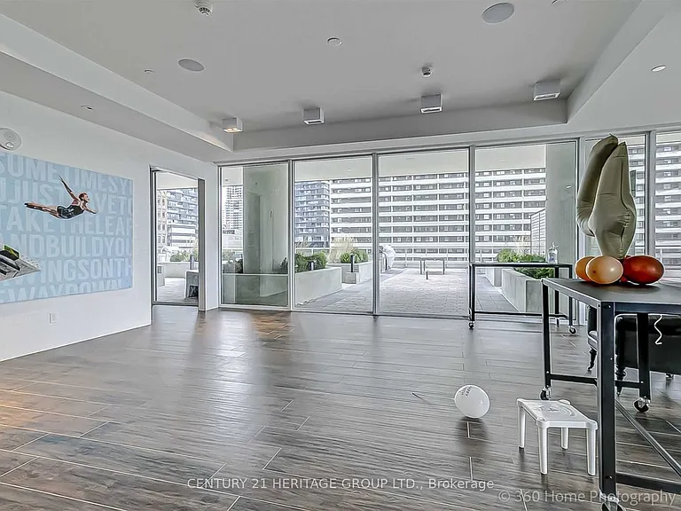 33 Helendale Ave #1011 — Photo 16