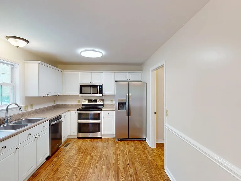 424 Eisenhower Dr — Photo 18