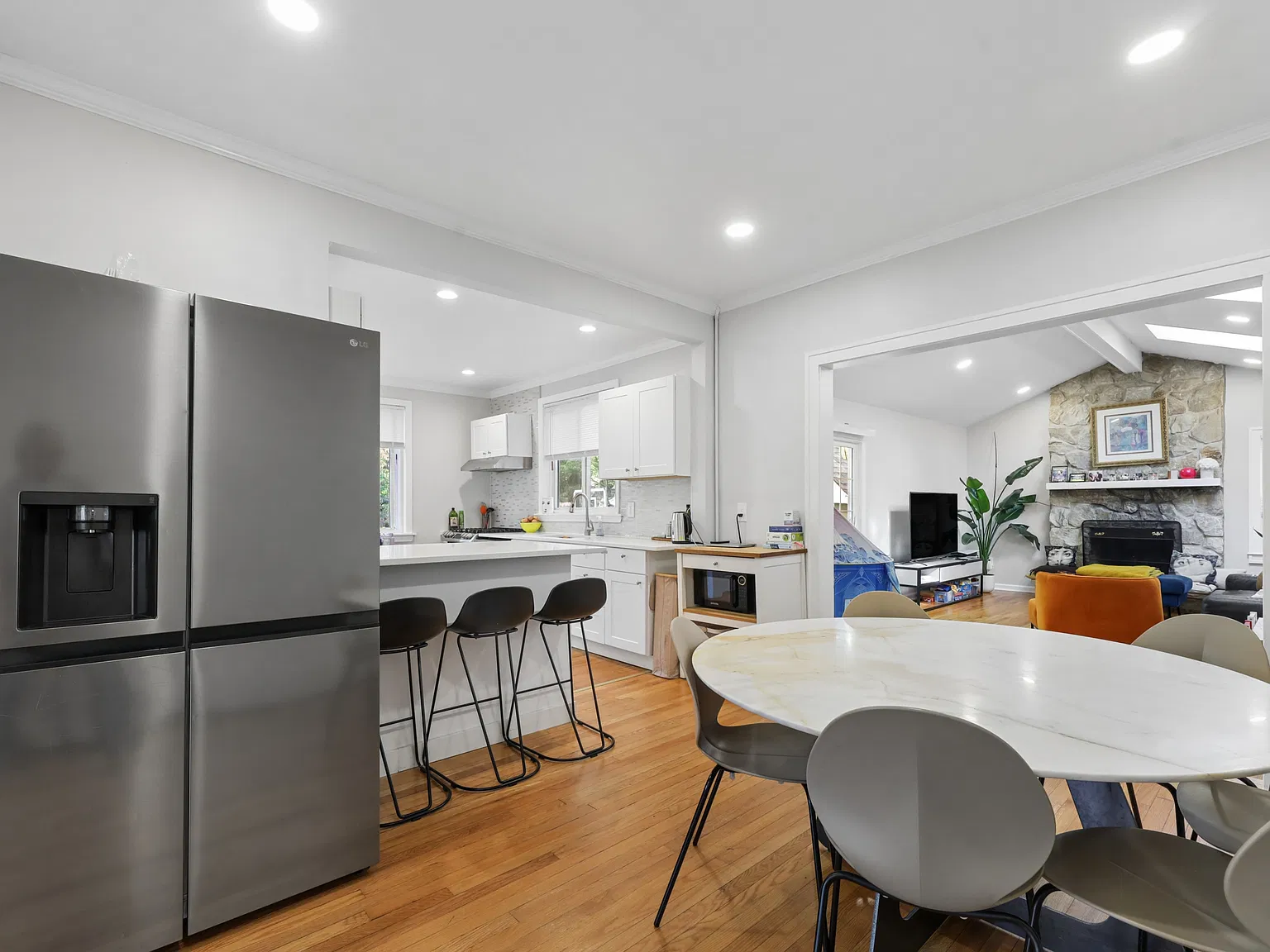 4 bed, 2130 sqft, $5,100 — Photo 4