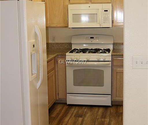 3rd image of 933 Dusty Creek St