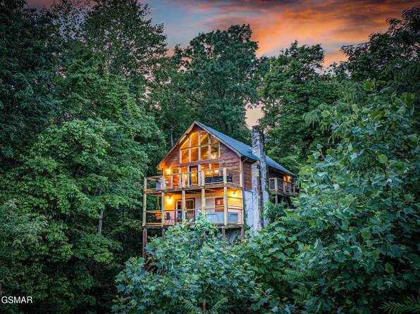 1025 Wiley Oakley Dr, Gatlinburg, TN 37738