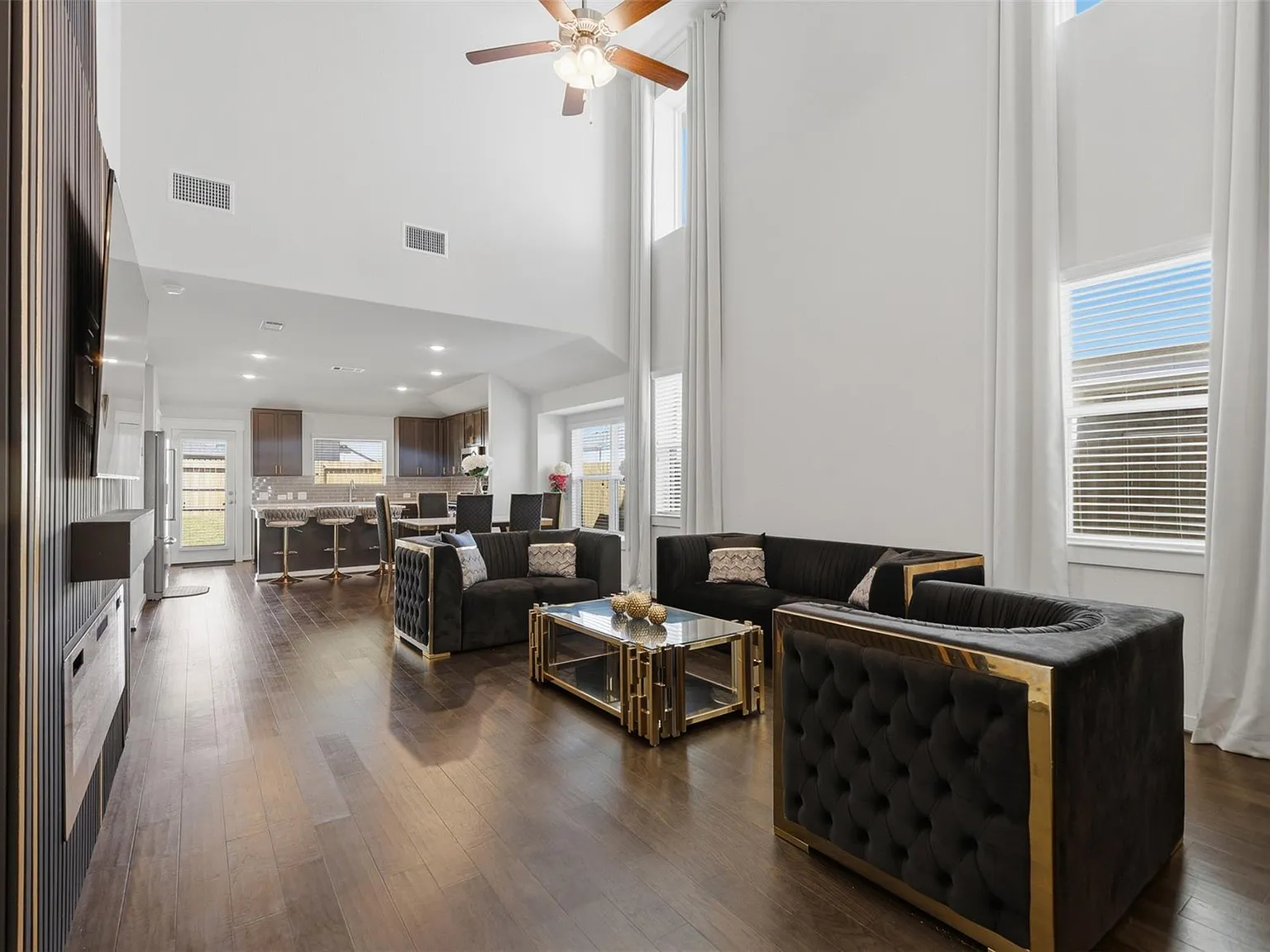 3 bed, 2.5 bath, 2310 sqft, $3,000 — Photo 4