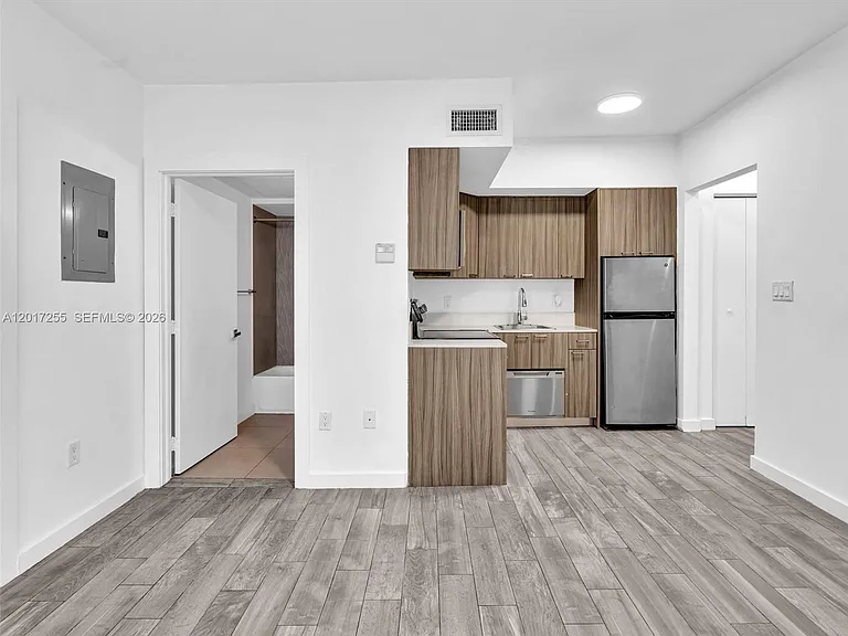 557 Michigan Ave #114 — Photo 4
