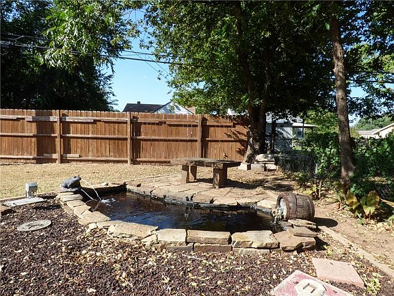 NICE FISH POND WITH FOUNTAINS