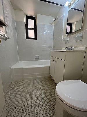 3rd image of 19 Hamilton Ter APT 1M