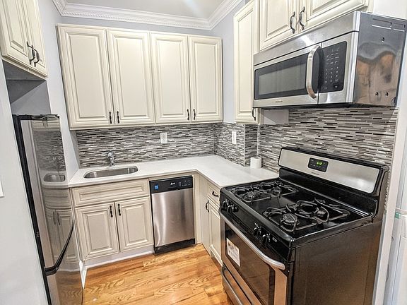 5th image of 991 President St APT 3E