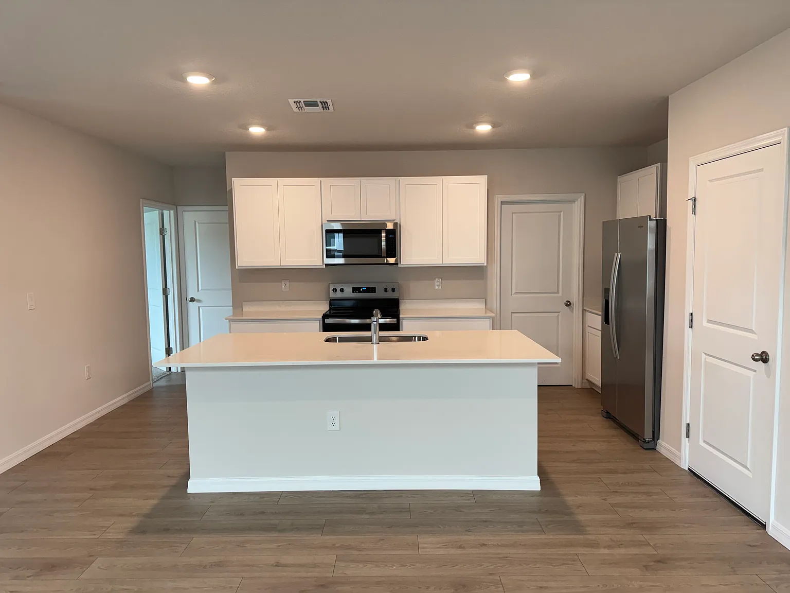 5 bed, 2447 sqft, $2,850 — Photo 4