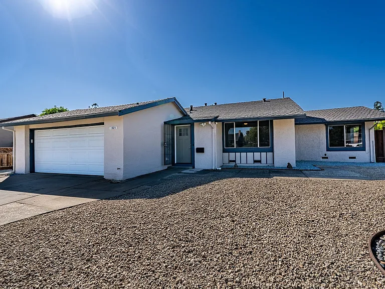 1525 Jasmine Way — Photo 1