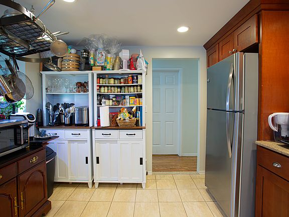 4th image of 552 E Walnut St Floor 1
