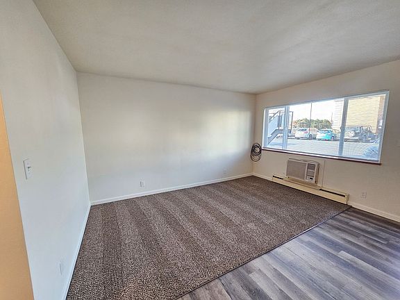 4th image of 615 S Alder St #15